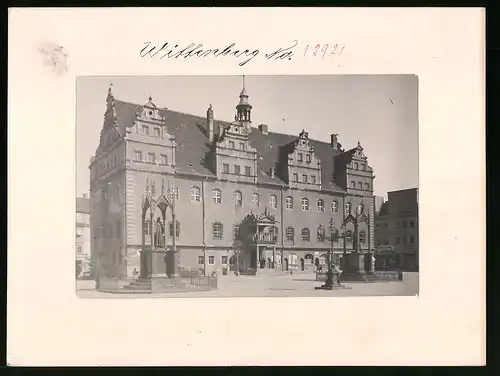 Fotografie Brück & Sohn Meissen, Ansicht Wittenberg / Elbe, Partie am Rathaus mit den beiden Denkmälern