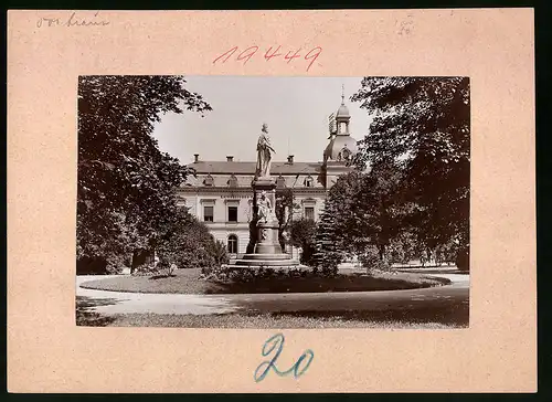 Fotografie Brück & Sohn Meissen, Ansicht Frankenberg i. Sa., Blick auf das Postamt und Kriegerdenkmal