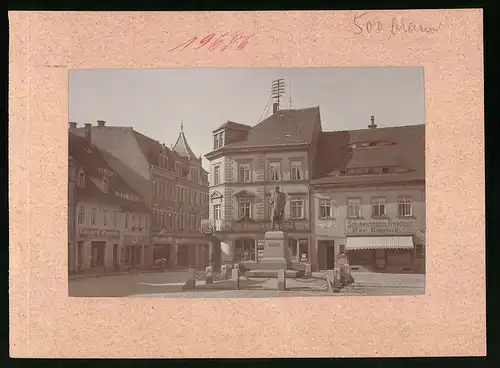 Fotografie Brück & Sohn Meissen, Ansicht Pulsnitz i. Sa., Blick auf den Neumarkt mit König-Albert-Denkmal, Geschäfte