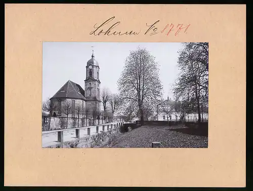 Fotografie Brück & Sohn Meissen, Ansicht Lohmen, Strassenpartie mit der Kirche und dem Pfarrhaus