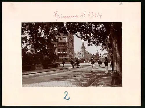 Fotografie Brück & Sohn Meissen, Ansicht Grimma, Blick in die Bahnhofstrasse mit Schaukasten Atelier Meinhardt, Soldaten