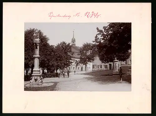 Fotografie Brück & Sohn Meissen, Ansicht Scheibenberg i. Erzg., Markt mit Hotel und Litfasssäule