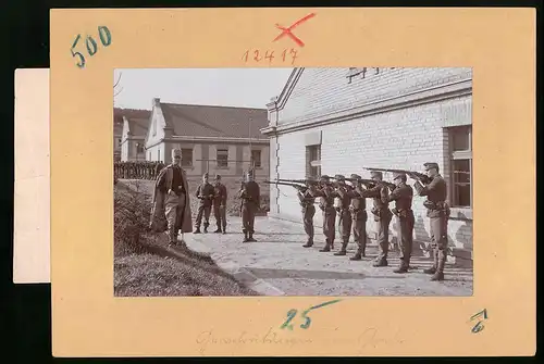 Fotografie Brück & Sohn Meissen, Ansicht Milowitz, K.u.K. Soldaten im Militärlager bei Schiessübungen