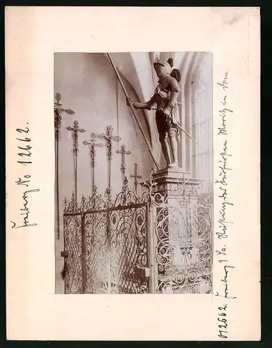 Fotografie Brück & Sohn Meissen, Ansicht Freiberg i. Sa., Blick auf die Rüstung des Kurfürsten Moritz im Dom