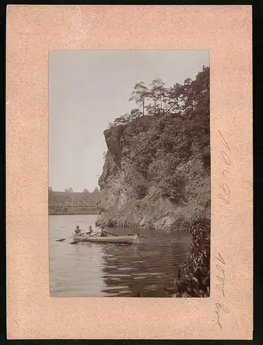 Fotografie Brück & Sohn Meissen, Ansicht Grimma, Knaben im Ruderboot auf der Mulde mit Rabenstein