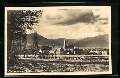 AK Godramstein /Pfalz, Ortsansicht mit Kirche