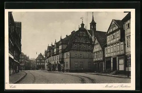 AK Celle, Strassenpartie am Markt mit dem Rathaus