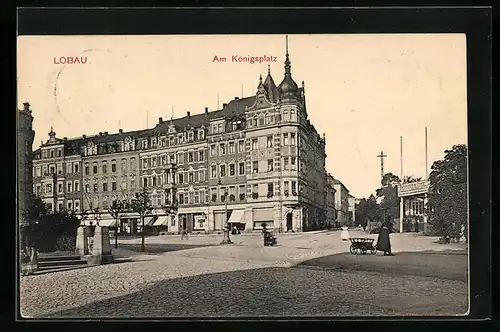 AK Löbau, Am Königsplatz mit Passanten