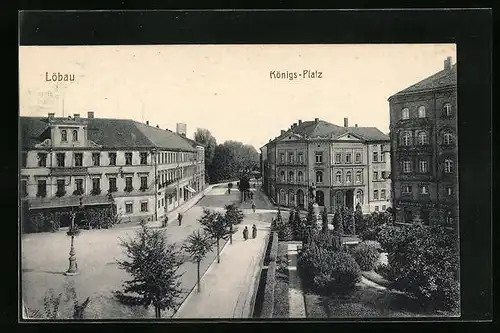 AK Löbau, Königs-Platz mit Passanten
