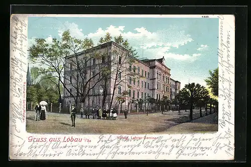 AK Löbau i. Sa., Königl. Lehrer-Seminar mit Strassenpartie und Passanten