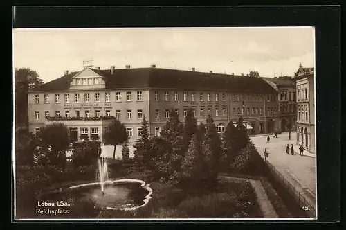 AK Löbau i. Sa., Reichsplatz mit Springbrunnen
