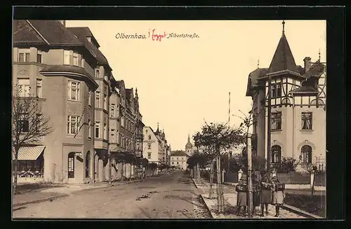 AK Olbernhau, Albertstrasse mit Hotel Gerichtsschänke, Konditorei & Cafe und Schulkindern