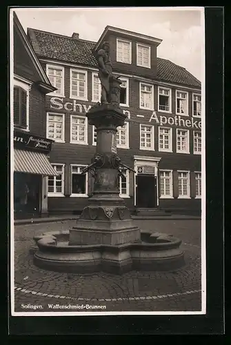 AK Solingen, Waffenschmied-Brunnen mit Apotheke