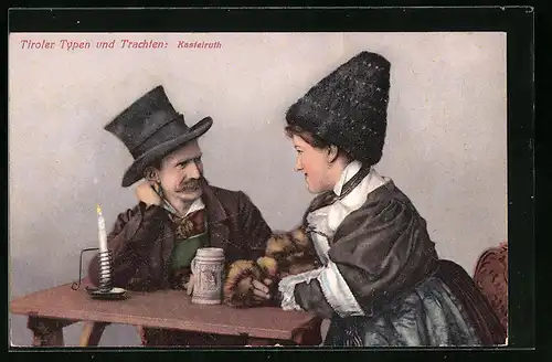 AK Kastelruth, Paar in Kastelruther Tracht an einem Tisch