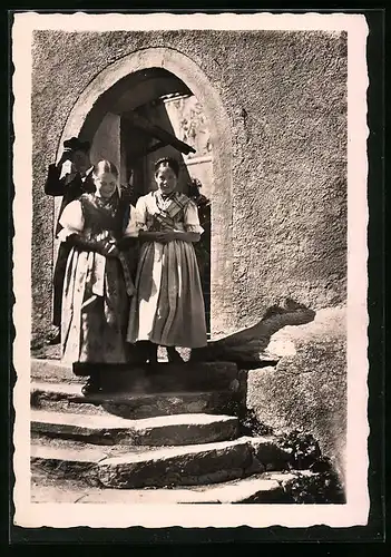 AK Völs am Schlern, Junge Frauen und Mann in Tracht