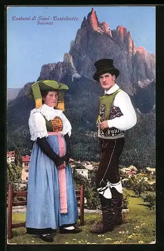 AK Siusi-Castelrotto, Paar in Tracht vor Bergpanorama