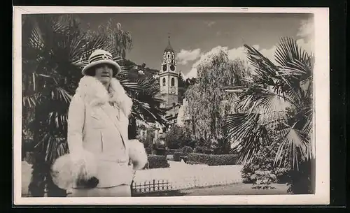 Foto-AK Meran, Ortspartie mit Kirche und Frau