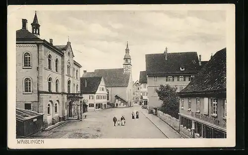 AK Waiblingen, Partie am Rathausplatz mit Passanten