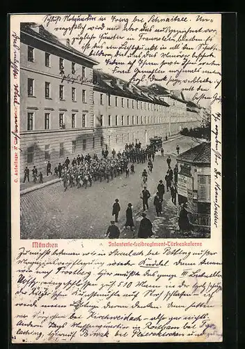 AK München, Türkenkaserne - Marschierendes Regiment und Publikum auf der Strasse