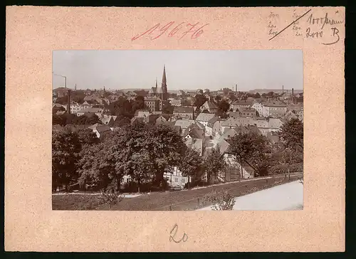 Fotografie Brück & Sohn Meissen, Ansicht Hainichen i. Sa., Blick auf den Ort mit Wohnhäusern und Kirche