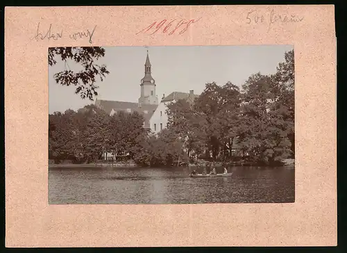 Fotografie Brück & Sohn Meissen, Ansicht Pulsnitz i. Sa., Blick vom Schlossteich auf die Kirche