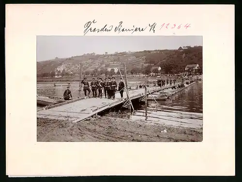 Fotografie Brück & Sohn Meissen, Ansicht Dresden, Soldaten des 1. Kgl. Sächs. Pionier-Bataillon Nr. 12 auf Schiffsbrücke