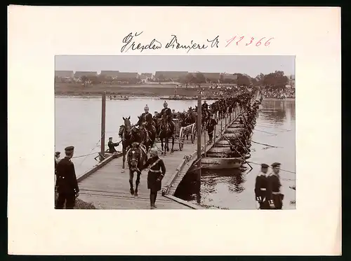 Fotografie Brück & Sohn Meissen, Ansicht Dresden, 1. Kgl. Sächs. Pionier-Bataillon Nr. 12 auf kriegsfähiger Schiffsbrück