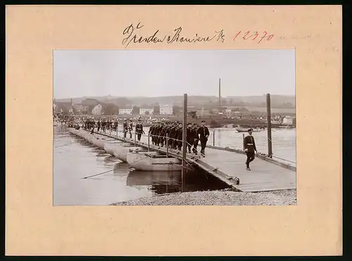 Fotografie Brück & Sohn Meissen, Ansicht Dresden, 1. Kgl. Sächs. Pionier-Bataillon Nr. 12 überqueren Behelfsbrücke