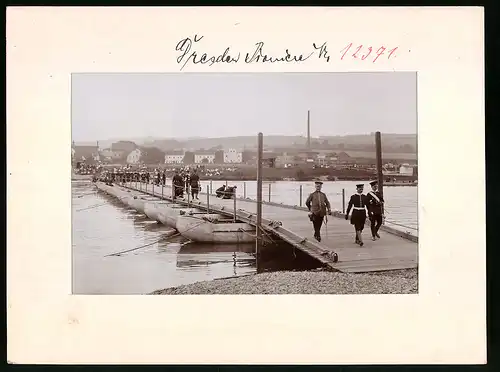 Fotografie Brück & Sohn Meissen, Ansicht Dresden, Offiziere des 1. Kgl. Sächs. Pionier-Bataillon Nr. 12, Schiffsbrücke