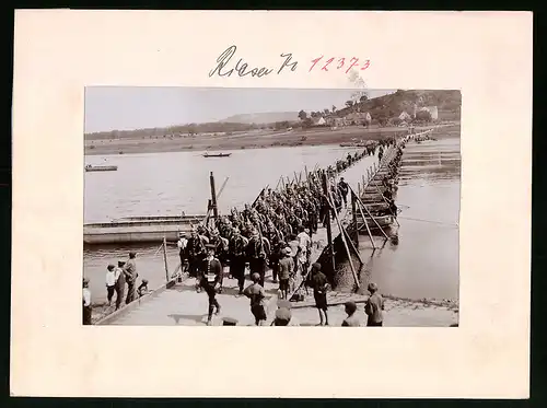 Fotografie Brück & Sohn Meissen, Ansicht Riesa, 2. Kgl. Sächs. Pionier-Bataillon Nr. 22, Soldaten auf Schiffsbrücke
