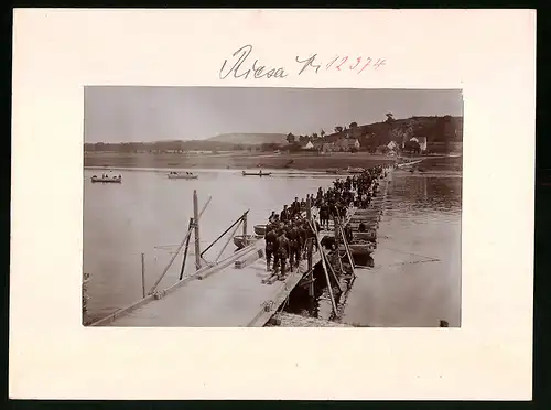 Fotografie Brück & Sohn Meissen, Ansicht Riesa, Soldaten des 2. Kgl. Sächs. Pionier-Bataillon Nr. 22 kriegsmässige Brücke