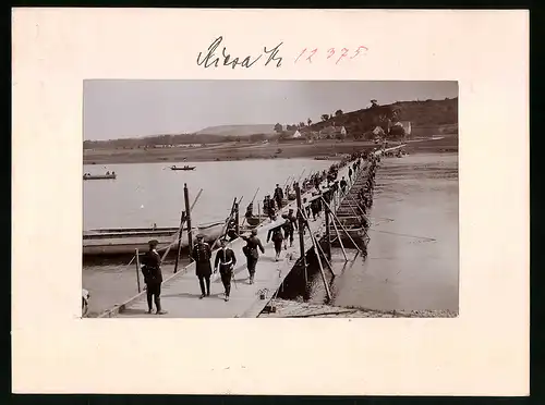 Fotografie Brück & Sohn Meissen, Ansicht Riesa, Soldaten des 2. K. S. Pionier-Bataillon Nr. 22 auf Schiffsbrücke