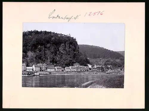 Fotografie Brück & Sohn Meissen, Ansicht Bodenbach / Elbe, Dampfer Karlsbad mit Blick auf den Ort und den Schäferwand