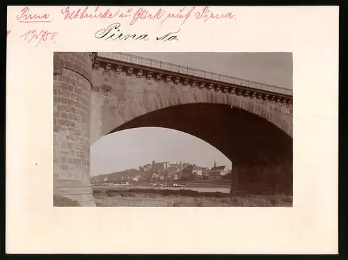 Fotografie Brück & Sohn Meissen, Ansicht Pirna, Blick durch die Elbbrücke auf die Stadt