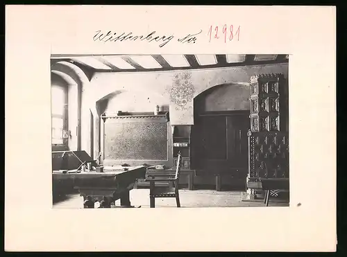 Fotografie Brück & Sohn Meissen, Ansicht Wittenberg / Elbe, Blick in Melanchthons Sterbezimmer mit Kachelofen
