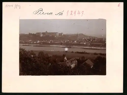 Fotografie Brück & Sohn Meissen, Ansicht Pirna, Blick von der Schönen Höhe auf die Stadt mit Frachthafen und Frachtkahn