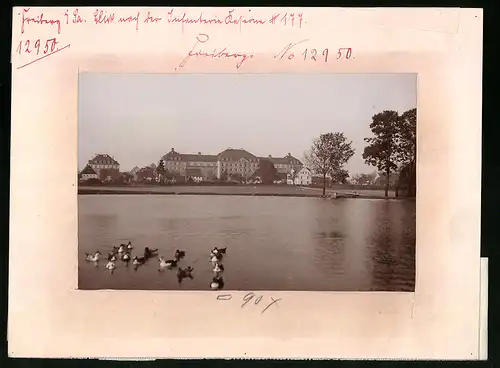 Fotografie Brück & Sohn Meissen, Ansicht Freiberg i. Sa., Blick über den Teich nach der Infanterie-Kaserne