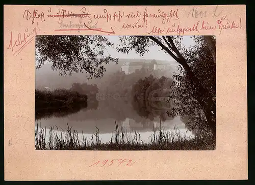 Fotografie Brück & Sohn Meissen, Ansicht Frankenberg i. Sa., Blick aus dem Wald auf das Schloss Sachsenburg