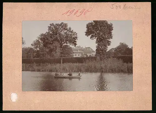 Fotografie Brück & Sohn Meissen, Ansicht Pulsnitz i. Sa., Knaben im Ruderboot auf dem Schlossteich, Blick zum Schloss