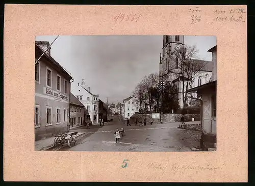 Fotografie Brück & Sohn Meissen, Ansicht Neuhausen i. Sa., Blick in die Bahnhofstrasse mit Hotel zum Erbgericht, Bäckerei