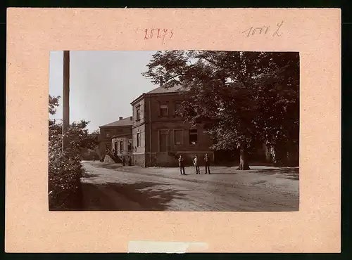 Fotografie Brück & Sohn Meissen, Ansicht Kamenz i. Sa., Strassenpartie am Schützenhaus, Soldaten in Uniform vor dem Haus