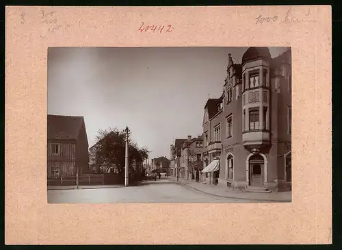 Fotografie Brück & Sohn Meissen, Ansicht Weinböhla, Blick in die Hauptstrasse mit Apotheke, und Geschäften
