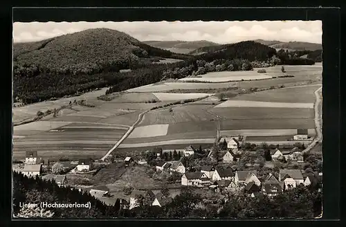 AK Liesen /Hochsauerland, Ortspartie vor Feldern