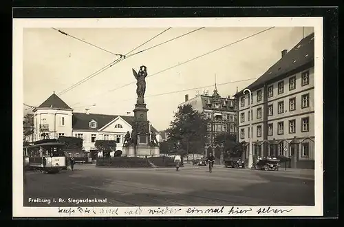 AK Freiburg i. Br., Siegesdenkmal mit Strassenbahn