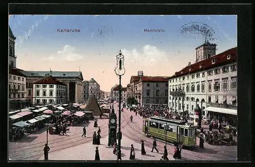 AK Karlsruhe, Marktplatz mit Markt und Strassenbahn