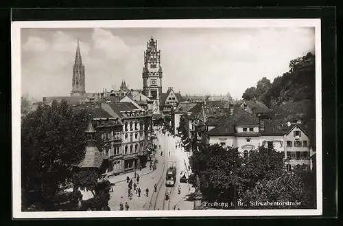 AK Freiburg i. Br., Schwabentorstrasse mit Strassenbahn und Rathaus