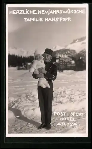 AK Arosa, Neujahrswünsche Familie Hansfopp, Hotel Arosa, Mitarbeiter des Hotels mit Baby auf dem Arm im Schnee