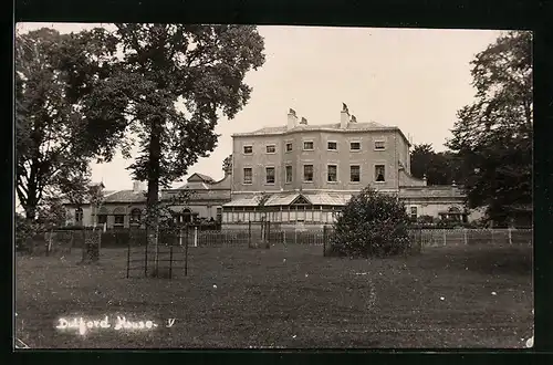 AK Broadhembury, Dulford House - Seitenansicht von einer Rasenfläche aus