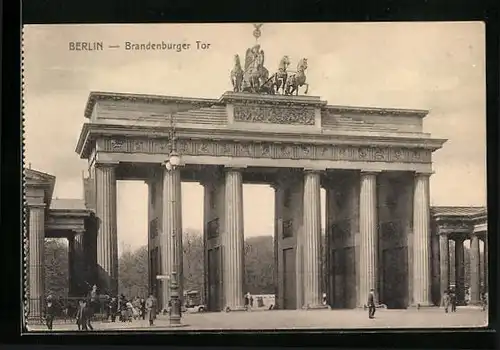 AK Berlin, vor dem Brandenburger Tor