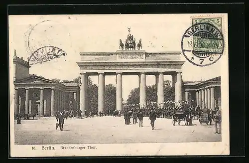 AK Berlin, aufziehende Wache am Brandenburger Tor